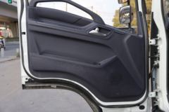 江西五十铃 翼放EM7 152马力 4.2米单排厢式轻卡(液压尾板)(JXW5040XXYCDJB2)