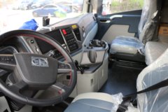 青岛解放 JH6重卡 智尊版 620马力 6X4 AMT自动档牵引车(CA4254P25K2T1E6A80)