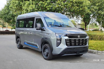 中国重汽VGV 先锋官V 2024款 140马力 2.0T柴油 6座 中轴中顶轻客