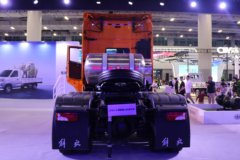 一汽解放 J7 660马力 6X4 LNG自动档牵引车(锡柴)(CA4250P77M26T1E6)
