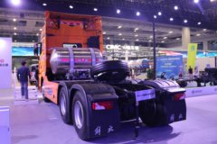一汽解放 J7 660马力 6X4 LNG自动档牵引车(锡柴)(CA4250P77M26T1E6)