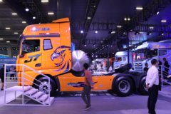 一汽解放 J7 660马力 6X4 LNG自动档牵引车(锡柴)(CA4250P77M26T1E6)