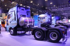 一汽解放 J6V重卡 领航版 660马力 6X4 LNG自动档牵引车(液缓)(CA4250P66M26T1E6)
