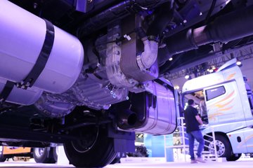 һ����� J6V�ؿ� �캽�� 660���� 6X4 LNG�Զ���ǣ����(Һ��)(CA4250P66M26T1E6)ͼƬ