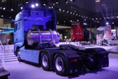 一汽解放 J7重卡 创领版 600马力 6X4 LNG自动档牵引车(液缓)(CA4250P77M26T1A1E6)
