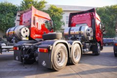 东风柳汽 乘龙HK 580马力 6X4 LNG自动档牵引车(伊顿12档)(液缓)