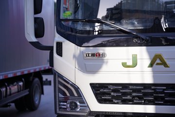 江淮康铃 领跑L6 2.5L柴油 160马力 江淮6档 3.82米排半厢式轻卡外观图片