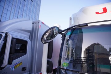 江淮康铃 领跑L6 2.5L柴油 160马力 江淮6档 3.82米排半厢式轻卡外观图片