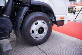 骏铃A7&nbsp;载货车底盘                                                图片