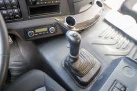 解放J6P&nbsp;中置轴车辆运输车驾驶室图片