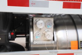 解放J6P&nbsp;中置轴车辆运输车底盘图片