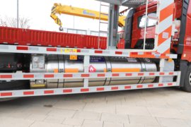 解放J6P&nbsp;中置轴车辆运输车底盘图片