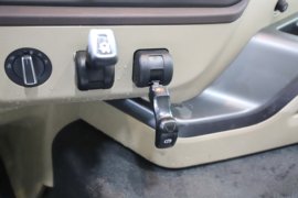 解放JH6&nbsp;电动牵引车驾驶室图片