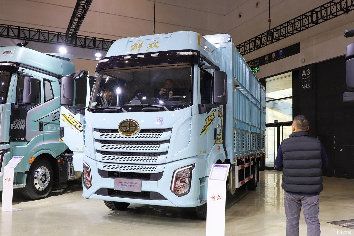 一汽解放J6G 领航版 7.4L CNG 290马力 4X2 一汽解放10档 高顶 6.75米仓栅式载货车