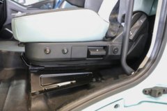 一汽解放 J6G 领航版 360马力 4X2 6.75米AMT自动档仓栅式载货车(新内饰)(CA5181CCYP62K1L4E6)