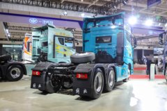 青岛解放 鹰途 头等舱 680马力 6X4 AMT自动档牵引车