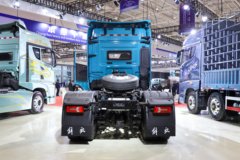 青岛解放 鹰途 头等舱 680马力 6X4 AMT自动档牵引车