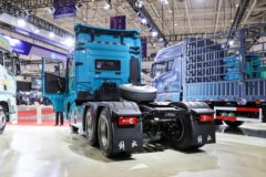 青岛解放 鹰途 头等舱 680马力 6X4 AMT自动档牵引车