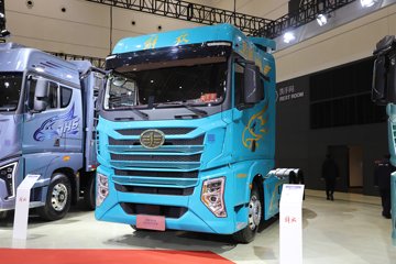 青岛解放 鹰途 头等舱 680马力 6X4 AMT自动档牵引车