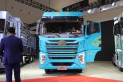 青岛解放 鹰途 头等舱 680马力 6X4 AMT自动档牵引车