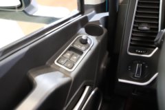 青岛解放 鹰途 头等舱 680马力 6X4 AMT自动档牵引车