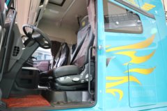 青岛解放 鹰途 头等舱 680马力 6X4 AMT自动档牵引车