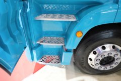 青岛解放 鹰途 头等舱 680马力 6X4 AMT自动档牵引车