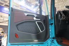 青岛解放 鹰途 头等舱 680马力 6X4 AMT自动档牵引车