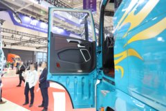 青岛解放 鹰途 头等舱 680马力 6X4 AMT自动档牵引车