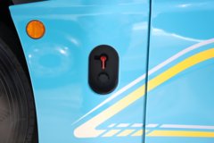 青岛解放 鹰途 头等舱 680马力 6X4 AMT自动档牵引车