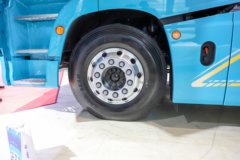 青岛解放 鹰途 头等舱 680马力 6X4 AMT自动档牵引车