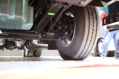 青岛解放 鹰途 头等舱 680马力 6X4 AMT自动档牵引车