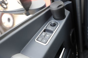 �ൺ��� ��JH6�ؿ� 660���� 6X4 LNG�Զ���ǣ����ͼƬ