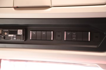 �ൺ��� ӥ; ����� 600���� 6X4 LNG�Զ���ǣ����(һ�����12��)(������ƿ)ͼƬ