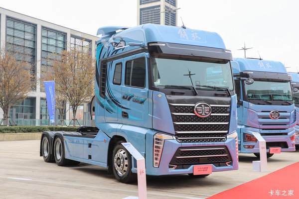 一汽解放J7 领航版640马力 12档 6X4 牵引车