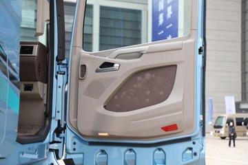 һ����� J7�ؿ� ����� ���ļ��� 600���� 6X4 LNG�Զ���ǣ����(Һ��)(CA4250P77M26T1E6)ͼƬ