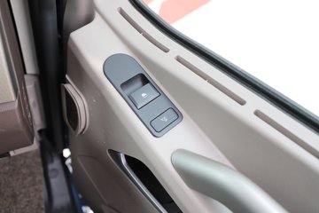 һ����� J7�ؿ� ����� ���ļ��� 600���� 6X4 LNG�Զ���ǣ����(Һ��)(CA4250P77M26T1E6)ͼƬ