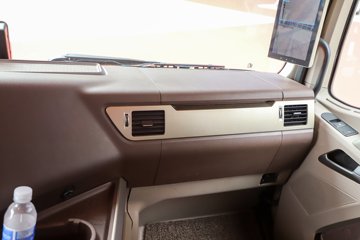 һ����� J7�ؿ� ����� ���ļ��� 600���� 6X4 LNG�Զ���ǣ����(Һ��)(CA4250P77M26T1E6)ͼƬ