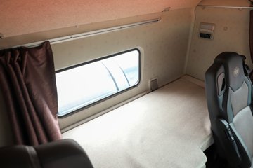 һ����� J7�ؿ� ����� ���ļ��� 600���� 6X4 LNG�Զ���ǣ����(Һ��)(CA4250P77M26T1E6)ͼƬ