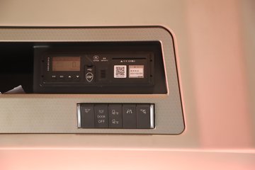 һ����� J7�ؿ� ����� ���ļ��� 600���� 6X4 LNG�Զ���ǣ����(Һ��)(CA4250P77M26T1E6)ͼƬ