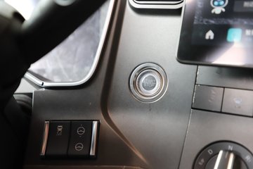 һ����� J7�ؿ� ����� ���ļ��� 600���� 6X4 LNG�Զ���ǣ����(Һ��)(CA4250P77M26T1E6)ͼƬ