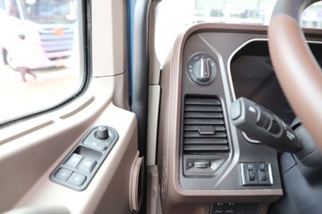 һ����� J7�ؿ� ����� ���ļ��� 600���� 6X4 LNG�Զ���ǣ����(Һ��)(CA4250P77M26T1E6)ͼƬ