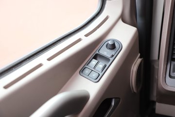 һ����� J7�ؿ� ����� ���ļ��� 600���� 6X4 LNG�Զ���ǣ����(Һ��)(CA4250P77M26T1E6)ͼƬ