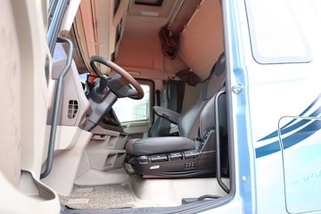 һ����� J7�ؿ� ����� ���ļ��� 600���� 6X4 LNG�Զ���ǣ����(Һ��)(CA4250P77M26T1E6)ͼƬ