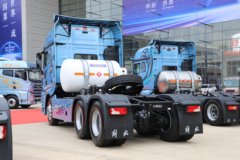 一汽解放 J7重卡 660马力 6X4 LNG自动档牵引车(CA4250P77M26T1E6)