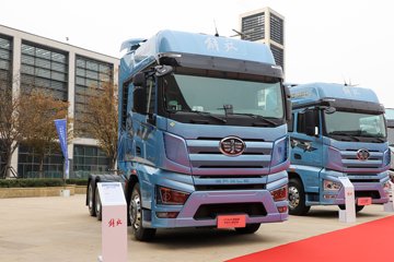 解放J7 精英版 15.6L LNG 600马力 6X4 法士特16档 牵引车