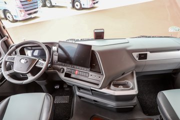 һ����� J7�ؿ� 660���� 6X4 LNG�Զ���ǣ����(CA4250P77M26T1E6)ͼƬ