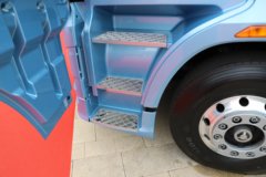 一汽解放 J7重卡 660马力 6X4 LNG自动档牵引车(CA4250P77M26T1E6)