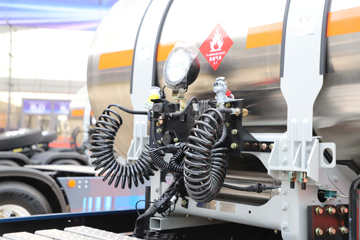 �ൺ��� ��JH6�ؿ� 600���� 6X4 LNG�Զ���ǣ����ͼƬ