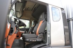 中国重汽 豪曼M5中卡 290马力 4X2 5.4米厢式载货车